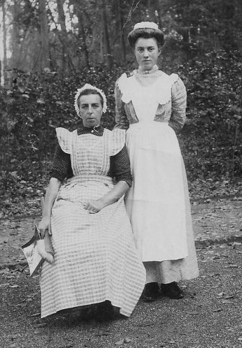 Akke Schotanus-Visser met dienstmeisje (1867-1936) in Rijs
