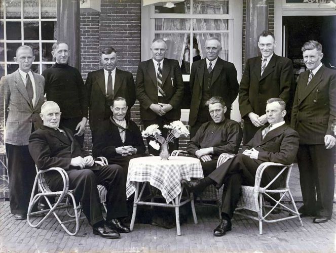 Hylke Smits (1899-1974) 2e van rechts
Hylke Smits in gezelschap van voorzitters van de COVY
