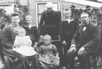 Teede Foppes Walthuis (1875-1918) en familie 1910.jpg
