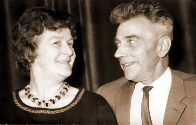 Martje Albertsma(1908-1996) en Jan Faber(1906-1982).
Foto gemaakt op 50 jarige trouwdag, 22 Februari 1981.
