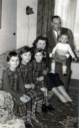 Willem Albertsma en Jacoba van Hulzentop met kinderen (vlnr) Carolina, Petronella, Marianne en Willem (foto 1955)
