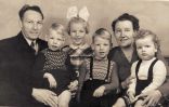 Bestandsnaam=Vlnr Foppe Floris Albertsma(1910-1983), Nanne, Houkje, Rinze, Jeltje Steekstra(1915-1996) en Sjoukje (foto 1955).jpg
Bestandsgrootte=105KiB
Afmetingen = 1482x946
Datum toegevoegd = 05 feb 2005 Vlnr Foppe Floris Albertsma(1910-1983), Nanne, Houkje, Rinze, Jeltje Steekstra(1915-1996) en Sjoukje (foto 1955).jpg