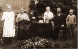 Vlnr. Martje Albertsma, Pietertje Walthuis, Foppe Floris Albertsma, Rinze Albertsma en Willem Albertsma (foto 1921).jpg
