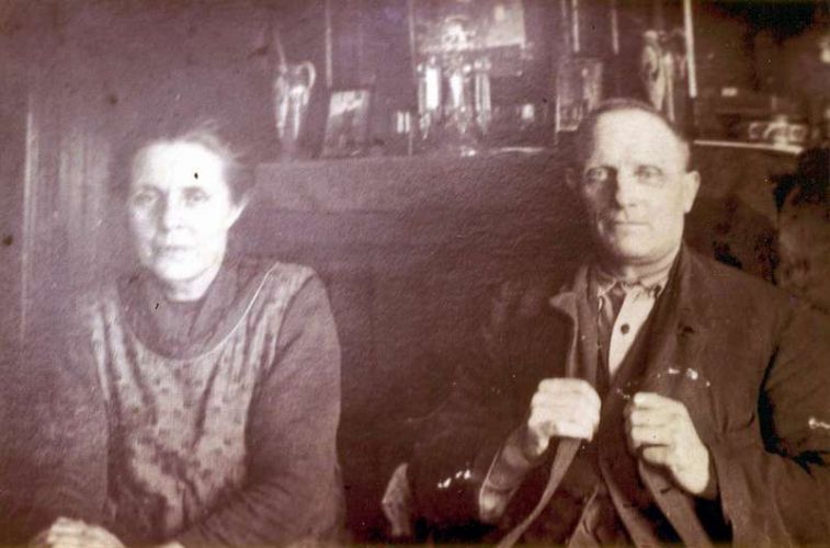 Geeske Feenstra(1877-1964) en Douwe Baukes de Jong(1875-1946) Foto omstreeks 1938
