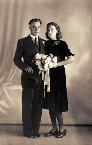 Huwelijk Hessel de Jong en Freerikje Albertsma. Foto 1942
