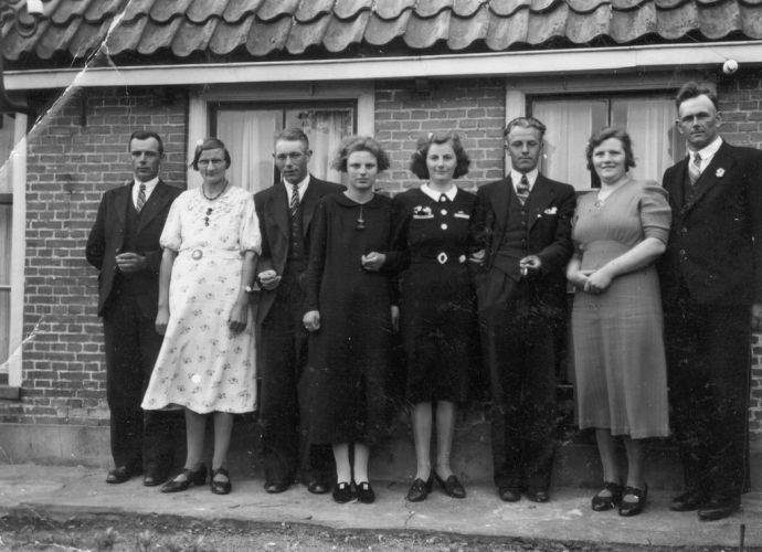 Familie de Jong met aanhang voor ouderlijk huis in Koudum. Foto omstreeks 1940
V.l.n.r. Romke de Jong, Baukje de Vries, Kerst Pieter Visser, Jantje de Jong, Ittje de Jong, Hessel de Jong, Ieke de Jong, Simon Vlas. 

