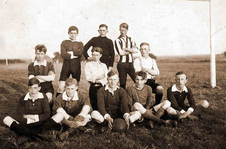 Voetbalelftal Unitas, Koudum. Foto omstreeks 1932
Het elftal van Unitas, Koudum. 
Staand v.l.n.r.: Luutsen (Luut) Siebes Stellingwerf, Hendrik Gerrits de Jong en Jan Mensonides.
Midden v.l.n.r.: Hessel de Jong, Gerrit Jans Klijnstra en Sytse Boukes Algera.
Voor v.l.n.r.: Klaas Deinum, Ids Pries, Klaas de Jong (zoon van zuiveldirecteur), Frederik (Fré) de Boer en Jacob Haitses de Jong.
Drie van de vier Unitas oprichters staan erbij: Klaas Deinum, Ids Pries en Fré de Boer. Ype fan de Molen wordt yn 1929 ook genoemd als oprichter.
Alleen Hylkema, die later dominee is geworden, en Fré de Boer hadden voetbalschoenen, de rest voetbalde op "kistjes".
Namen afkomstig van www.koudum.nl
