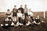 Voetbalelftal Koudum met links midden Hessel de Jong. Foto omstreeks 1932.jpg