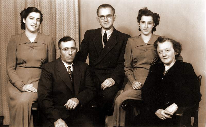 Jannie, Klaas, Jan, Eelkje en Meintje Schotanus omstreeks 1952
