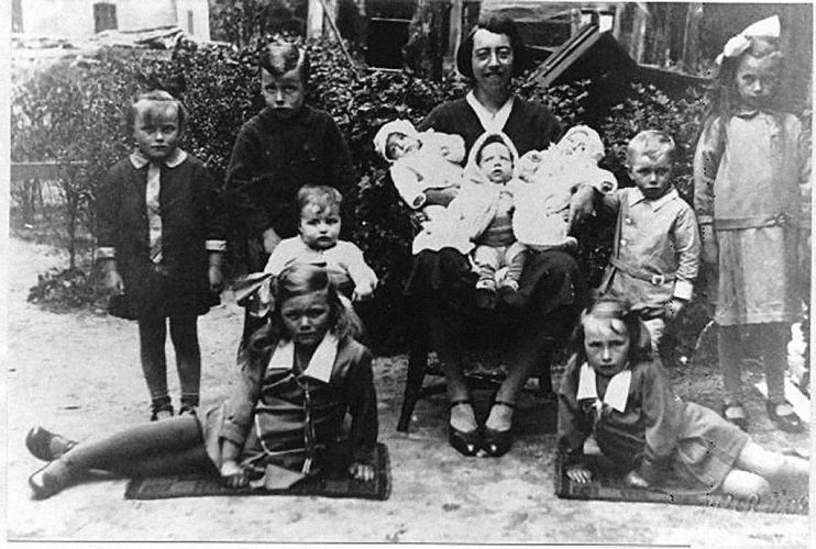 Familie Schotanus
Vlnr Grietje Annes, Jan Annes, Johanna, Akke Douwes, op schoot Eelkje Klazes, Cornelis Johannes, Jantje Klazes, Bauke Douwes, Korneliske Johannes, Akke Johannes Schotanus
