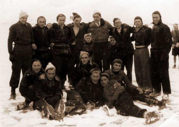 Schaatsen in 1948, Willem Smits 2e rechts
