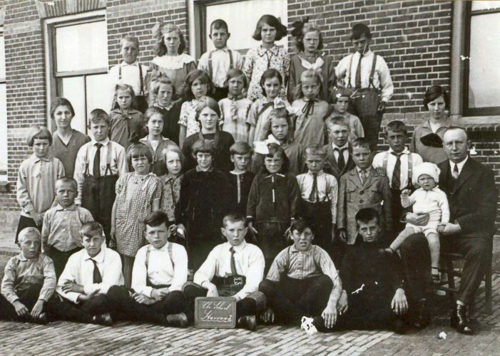 Christelijke school groep 3 (omstreeks) 1928
Van links naar rechts, bovenste rij: Teake de Boer, Aagje de Boer, Piet Bandstra, Hinke Visser, Onbekend, Gerrit Mulder
2e rij: Hinke Zwaan, Wijnanda Visser, Akke Visser, Tine de Vries, Sippie Bergsma, Gerrie Salverda, Jellie van Foeken
3e rij: Pietsje van Foeken, juf van den Bosch, Pier Akkerman, Tetsje Kuperus, Geke Bleeker, Trijntje Salverda, Age de Boer, Dirk Albertsma, juf Kroon
4e rij: Wietse van Dijk, Trijntje de Boer, Fre Albertsma, Jopie Verschoor, Josina Verschoor, Geke Bleeker, Onbekend, Oetse ?, baby en meester Andringa
Onderste rij: Jan van Dijk, Harm Oenema, Kees Visser, Rienk Akkerman, Jot Zwaan, Hielke Bandstra
