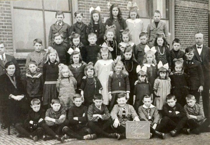 Christelijke school groep 1 (omstreeks) 1925
Van links naar rechts, bovenste rij: Onbekend, Fekke de Vries, Nelly Jurgens, Pietsje de Boer, Onbekend, Jacob Bleeker
2e rij: Onderwijzer (?), Popke Bleeker, Onbekend, Onbekend, Pieter de Boer, Geke Bleeker, Onbekend, Gerrit Mulder, Jannie Bakker, Siebe Bandstra, Jot de Boer, meester Andringa
3e rij: juffrouw Ietsje de Haan, Onbekend, Marie van Dijk, Onbekend, Marie Albertsma, Tine de Vries, Onbekend, Onbekend, Onbekend, Josine Verschoor, Marie Verschoor, Jopie Verschoor, Marijke de Boer
Onderste rij: Onbekend, Hennie de Boer, Onbekend, Ane de Boer, Eelke Bakker, Bram Jurgens (?), ? de Boer, Dirk Albertsma
