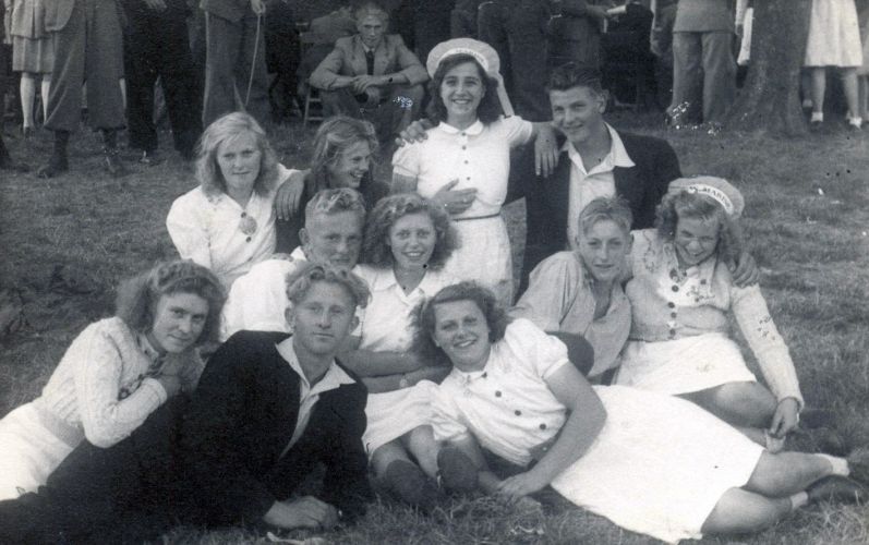 Eelkje Schotanus met vrienden uit het Heidenschap
Achterste rij: Foekje Bakker, ?, Eelkje Schotanus, Siebe Jolles van der Wal.
Middelste rij: ?, ?, Harmen Stellingwerf, Gezina Twijnstra.
Voorste rij: ?, Klaas Hessels Deinum, ?
