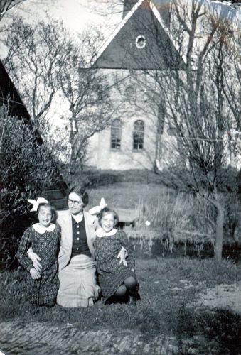 Jannie en Eelkje Schotanus met tante
