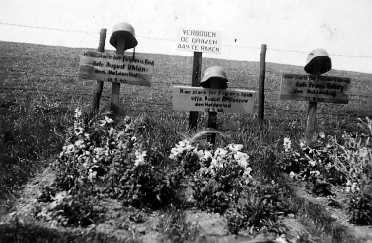 Graf van drie Duitse soldaten aan de zeedijk
Foto gemaakt in mei 1940 door Meinte Strikwerda. Graven van drie Duitse soldaten gesneuveld op 12 mei 1940 door beschieting van Stavoren door twee Nederlandse marineschepen vanaf het IJsselmeer. De Staverse bevolking was vooraf geevacueerd. De graven zijn na een aantal weken geruimd en/of verplaatst.
Bron: Durk Strikwerda.
