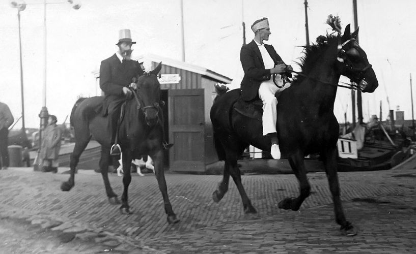 Mannen te paard tijdens Stavers feest
Links Meinte Strikwerda en rechts Piet Dijkstra.

Bron: Durk Strikwerda
