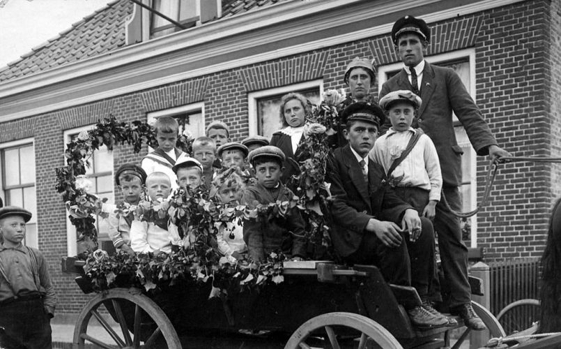 Feest in Stavoren
Foto moet omstreeks 1910 zijn gemaakt. Geen bekende personen ontdekt. Bron: Durk Strikwerda.
