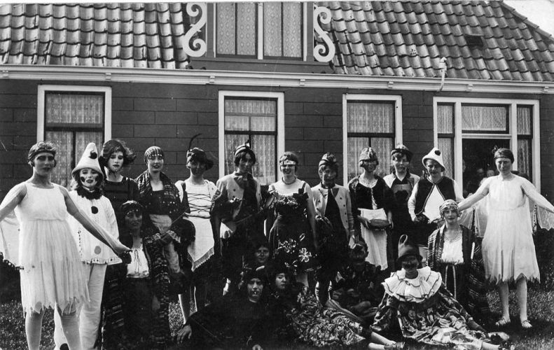 Foto gemaakt tijdens Stavers feest.
Geen bekende personen. Foto omstreeks 1920.

Bron: Durk Strikwerda.
