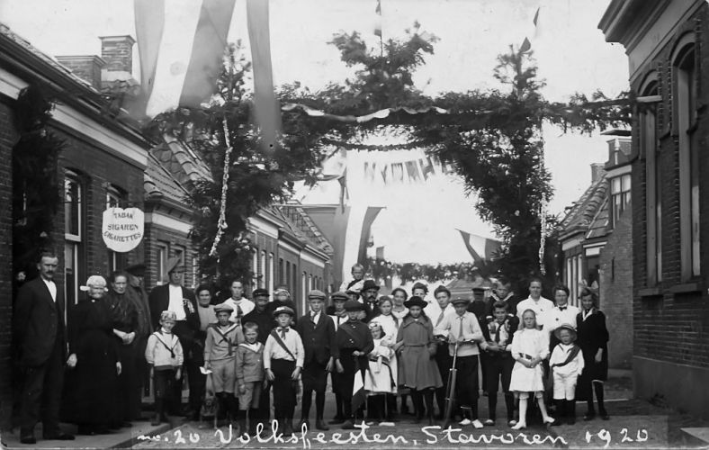 Gezelschap in Smidstraat tijdens Stavers feest in 1920
Vlnr: Durk Strikwerda, Martje Bosma-Lenstra, Antje Bosma-Strikwerda, Harmen Wietzes Bosma.
