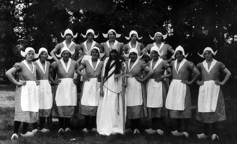 Stavers feest
Foto gemaakt omstreeks 1929.
Onderste rij 4e van links Trijntje Boersma, 2e van rechts Gerrie Zwaan (Dochter van Jelle en Sjouk).
Bovenste rij 2e van links Akkie Huitema.
Bron: Durk Strikwerda, namen van Fre de Jong-Albertsma.
