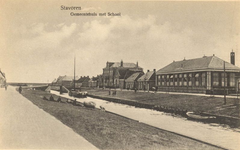 Stavoren Voorstraat met gemeentehuis en school
