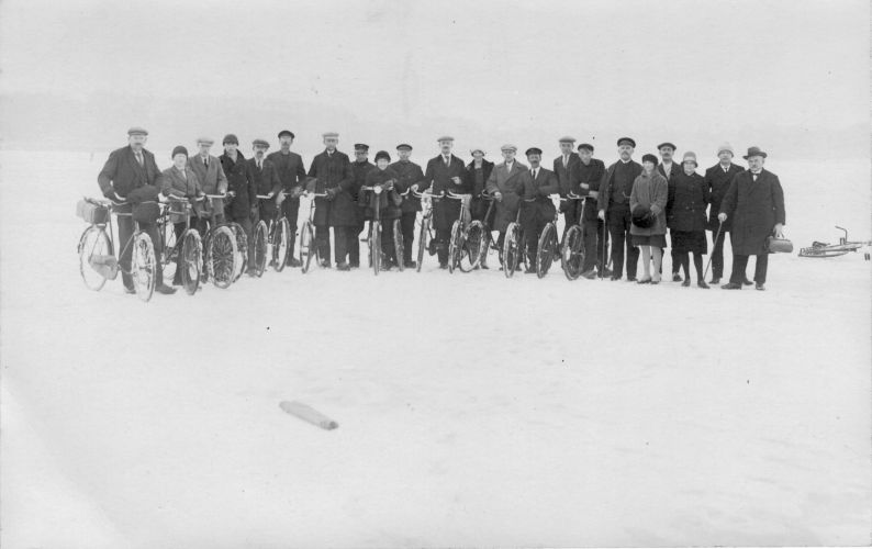 Tocht Zuiderzee (IJsselmeer) 22 februari 1929
Dit gezelschap fietste op 22 februari 1929 van Stavoren naar Enkhuizen en weer terug.
Vlnr:Jan Akkerman, Auke Schellinga, ?, ?, Inke Bakker, Thomas Albertsma, Yke R Visser, een spoorman, domina A J van der Ban, Jan ten Dam, Jentje Kooy, Albertje Valk, Mensing, Jan Valk, Klaas de Boer, Hendrik P Bleeker, kapitein Siebes, Meinke Woudhuizen, Durk Strikwerda, ?, ?, Obe van Wijk. Bron:Balkster Courant
