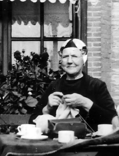 Aukje Jelles Tonissen
12 januari 1863 - 28 maart 1944. Gehuwd met Willem Franzes Smits
