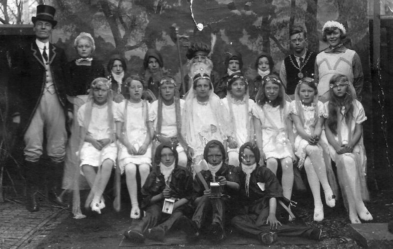 Hessel de Jong als koning (midden achteraan)
Toneelstuk Openbare School Koudum omstreeks 1926
