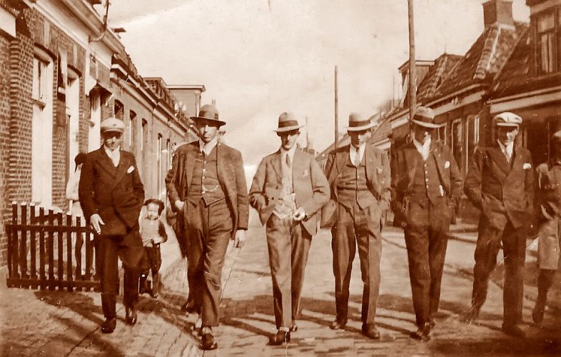 Lopend in de Smidstraat. Foto gemaakt ongeveer 1930. Zie omschrijving...
V.l.n.r. Hennie van Dijk (gestorven in Makkum begin WOII door verdwaalde kogel), Foppe Albertsma, Meinte Strikwerda, Hans Reuvers, Hans van Dijk, Yke Bauke de Vries.
