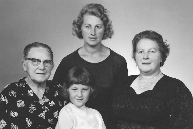 Pietertje Walthuis, Tiny Faber en dochter en Martje Albertsma (4 generaties)
