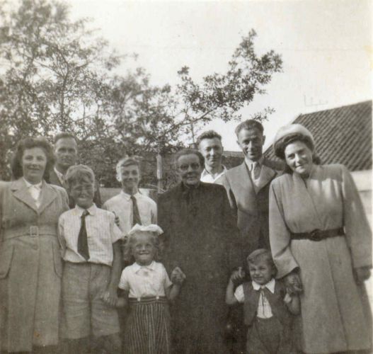 Familiefoto de Jong en Feenstra. Foto omstreeks 1946
V.l.n.r. Itje de Jong, Simon Sjoerd Vlas, Andries Vlas, Gerrit van Drogen, Befke Vlas, Geeske Feenstra, Kornelis (Kees) van Drogen, Bauke de Jong, Douwe van Drogen, Egberdine Paasman.
