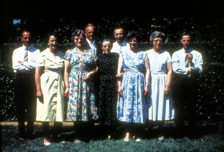 Familieleden de Jong
vlnr: Hessel de Jong, Fre Albertsma, Ieke de Jong, Simon Vlas, Geeske Feenstra, Kornelis van Drogen, Itje de Jong, Anna Berlin en Sipke de Jong
