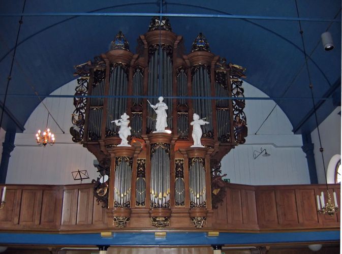 Orgel in de Nicolaaskerk
Het orgel in de Nicolaaskerk is oorspronkelijk gebouwd in 1772 in de toenmalige oude kerk door Wiebe Meyes en zijn zoon Meye Wiebes (http://www.pdejong.com/genealogie/jongsmits/386.htm).
Toen in 1860 de oude kerk is afgebroken werd het orgel gedemonteerd en in 1861 terruggeplaatst in de huidige Nicolaaskerk.
In 1992 is het orgel aangewezen als beschermd monument.
Van 24 februari 2003 tot 26 februari 2004 is het orgel in Leeuwarden gerestaureerd. Deze restauratie heeft €200.000,- gekost.
Foto gemaakt in juli 2005.
