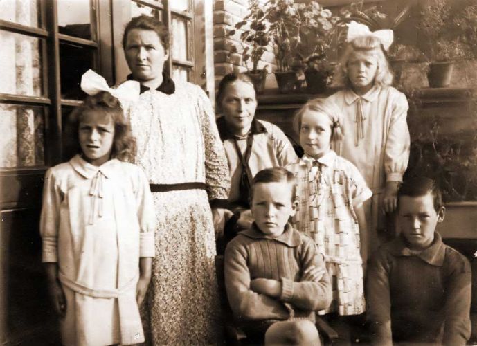 Walthuis gezelschap 1929 (zie omschrijving)
Van links naar rechts: Fredy Walthuis, Jo Walthuis-Klein, Pietertje Albertsma-Walthuis, Wim Walthuis, Fre Albertsma, Nies Walthuis, Floor Walthuis.

