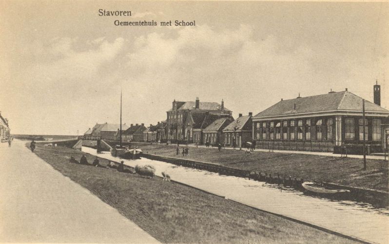 Stavoren Voorstraat met gemeentehuis en school

