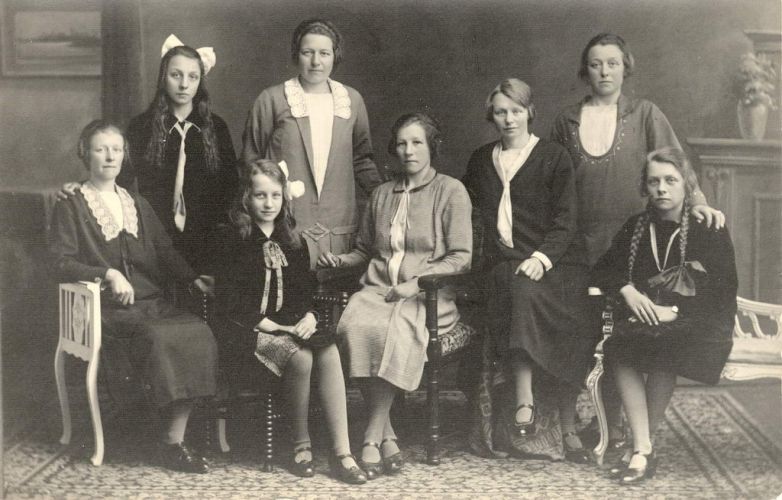 familie Bouma
vlnr Tietje, Hiltje, Elisabeth, Hinke, Wietske, Anna, Meintje en Aaltje Bouma
