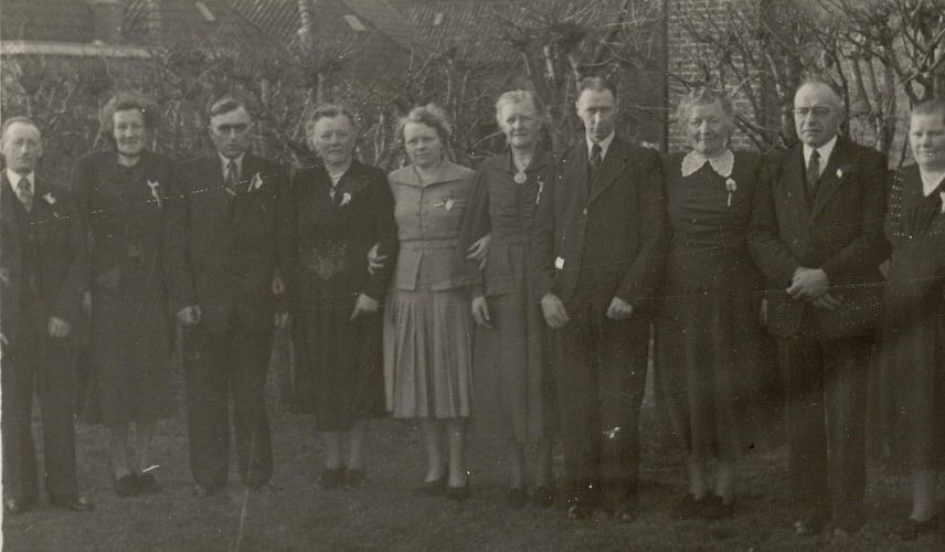 Familie Bouma 1952
Marten van der Weide, Wietske van der Weide-Bouma, Klaas Schotanus, Meintje Schotanus-Bouma, ? Bouma, Tietje Bouma, Sjoerd vander Weide, Hinke vander Weide-Bouma, Hendrik Bouma en Korneliske Bouma- Kooij
