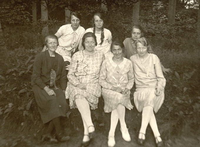 familie Bouma
boven vlnr: Hiltje (1912-1952), Elisabeth (1914-1995) en Aaltje (1909-1992) Bouma
onder vlnr: Tietje (1893-1987) en Hinke (1895-1980) Bouma, niet bekend en Anna (1905-1979) Bouma
