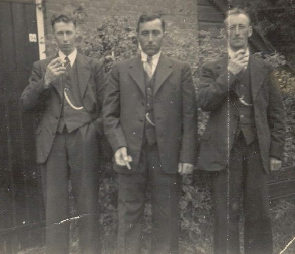 Sjoerd van der Weide, Klaas Schotanus en Marten van der Weide
Sjoerd van der Weide (1900-1998), Klaas Schotanus (1903-1989) en Marten van der Weide (1896-1986)
