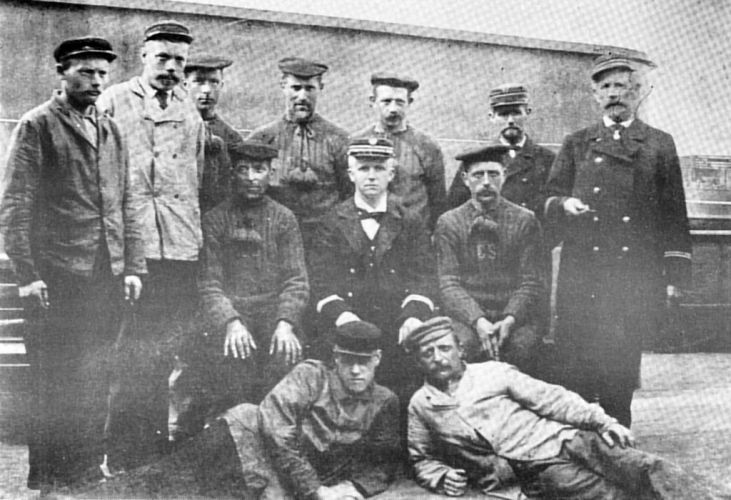 Bemanning Friesland II omstreeks 1905
Staand vlnr tweede machinist J. Reuvers, eerste machinist Aaldert Aaldertsz, matroos Rinze Albertsma, een onbekende, matroos Fedde Veersma, matroos S. de Jong, stuurman W. Klein en kapitein E. Holm. Zittend vlnr matroos Willem Albertsma, de hofmeester en matroos Watte Veersma. Liggend rechts de stoker M. v.d. Berg.
