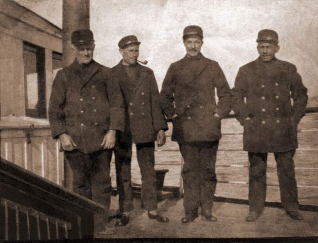Stuurman Rinze Albertsma (2e rechts) op de ss C. Bosman
