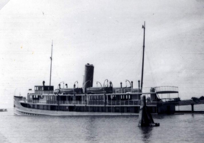 ms van der Wijck mei 1940 in half gezonken toestand in haven Enkhuizen
