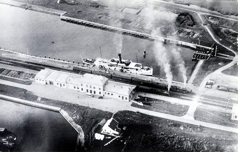 Luchtfoto ss C. Bosman bij Station Stavoren
