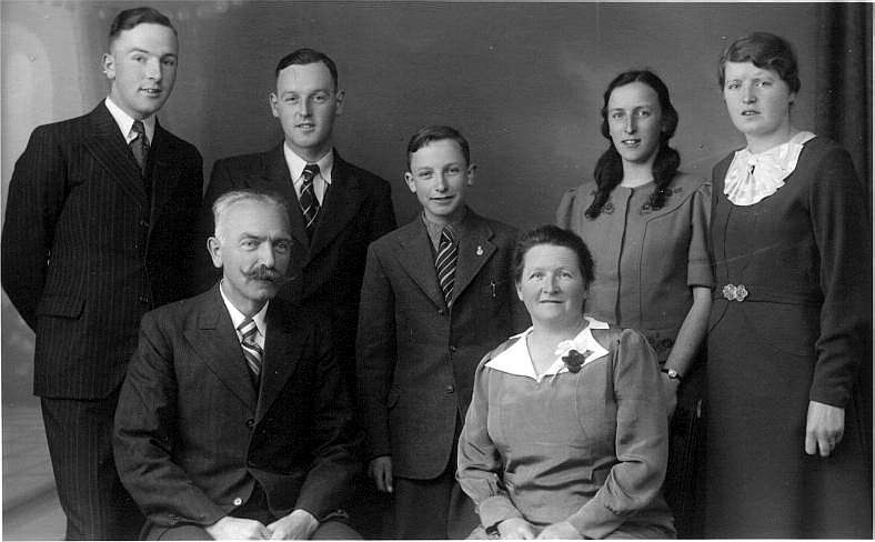 Frederik Walthuis(1888-1975)
Frederik Walthuis met vrouw Johanna Jacoba Klein en kinderen Foppe Floris, Willem, Klaas Gerrit, Frederika en Nies
