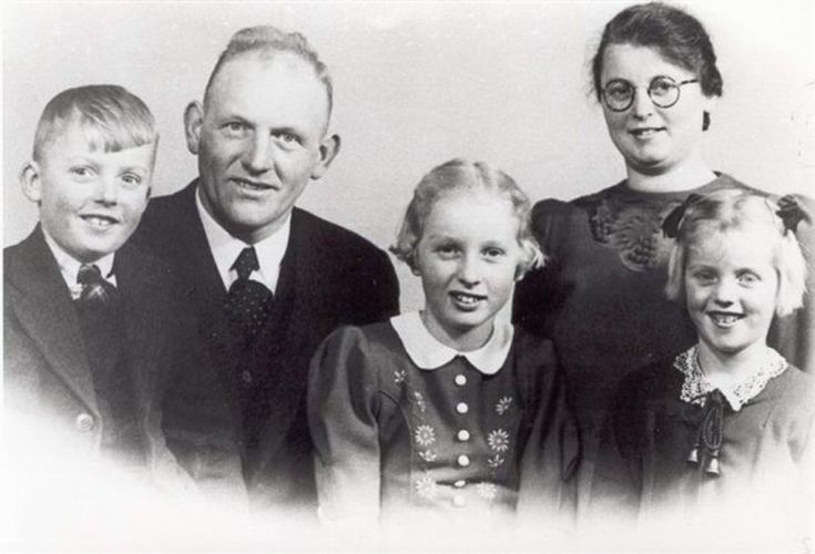 Age Walthuis (1904-1995)
Age Walthuis met vrouw Tietje van Dijk en kinderen Teede, Froukje en Eike.

