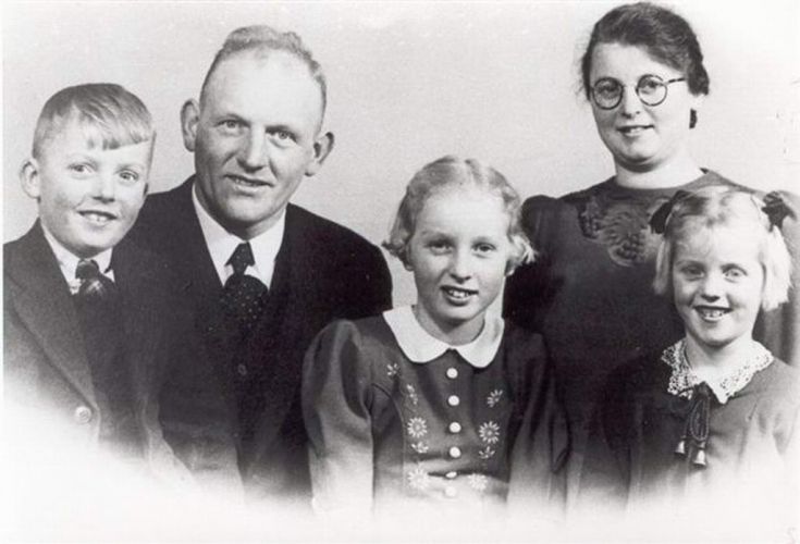 Age Walthuis (1904-1995)
Age Walthuis met vrouw Tietje van Dijk en kinderen Teede, Froukje en Eike.
