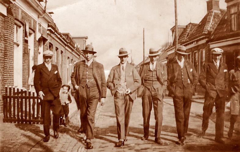 Lopend in de Smidstraat. Foto gemaakt ongeveer 1930. Zie omschrijving...
