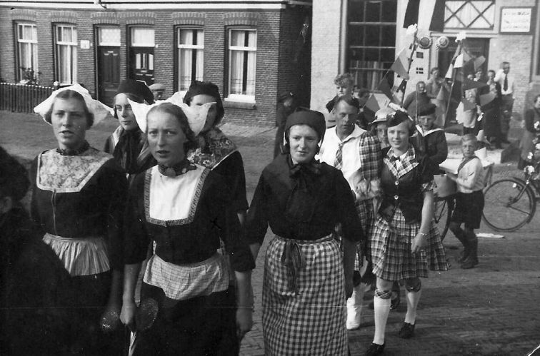 Freerikje Albertsma, (2e van links) feest in Stavoren