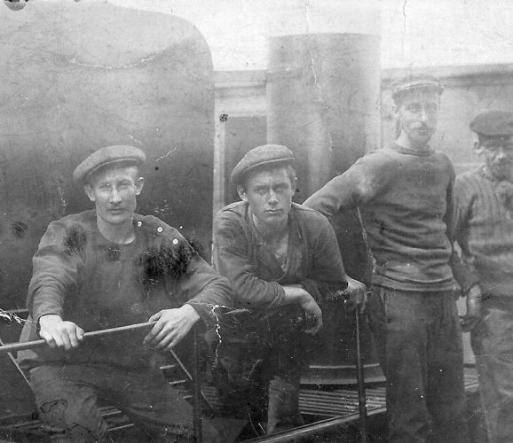 Rinze Albertsma (2e van rechts), links naast hem Kornelis Heinsius